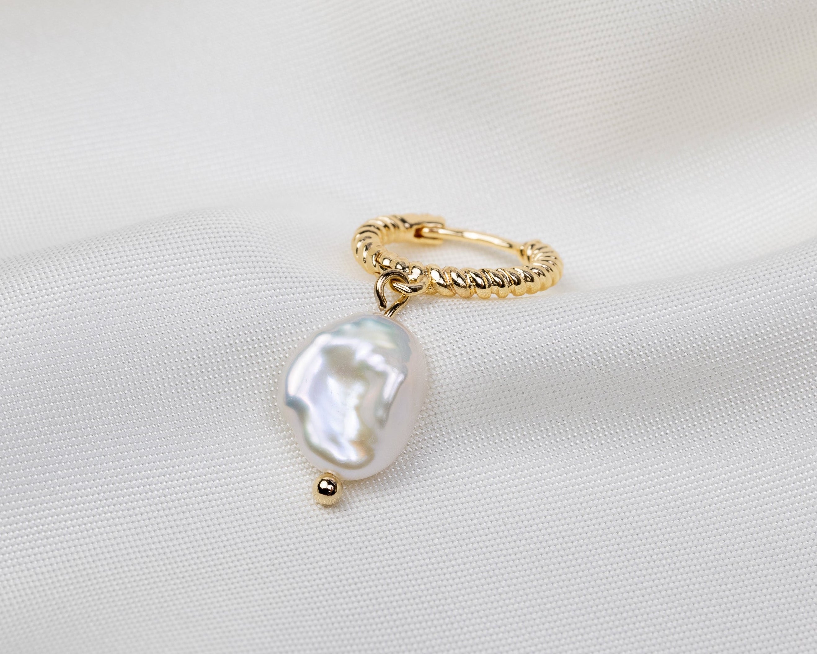 Handgemaakte 14k gold plated gedraaide oorbel met witte keshi parel hanger