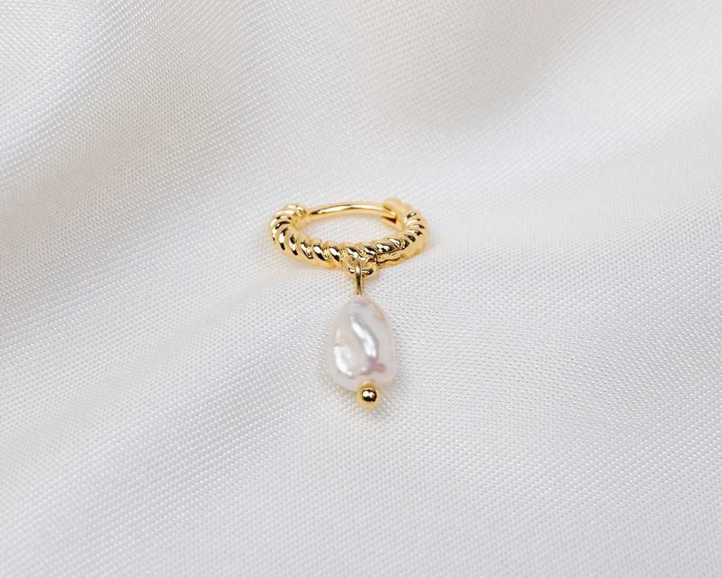 Handgemaakte 14k gold plated gedraaide oorbel met kleine keshiparel hanger