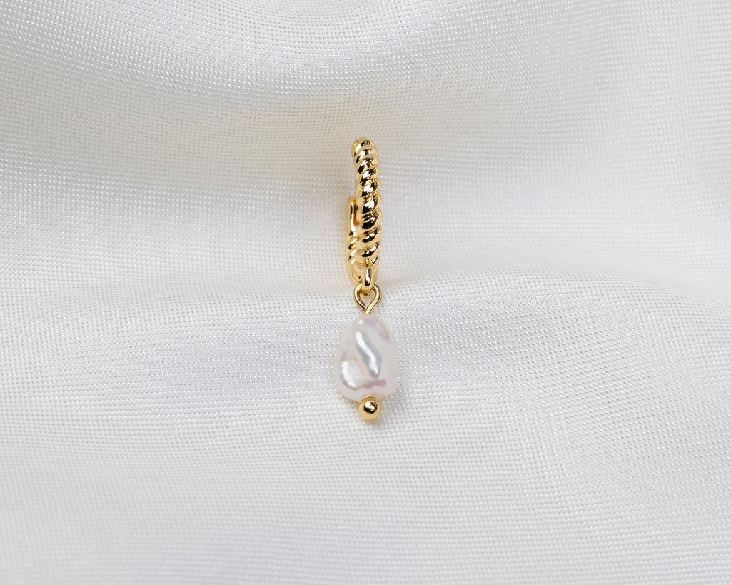 Handgemaakte 14k gold plated gedraaide oorbel met kleine keshiparel hanger