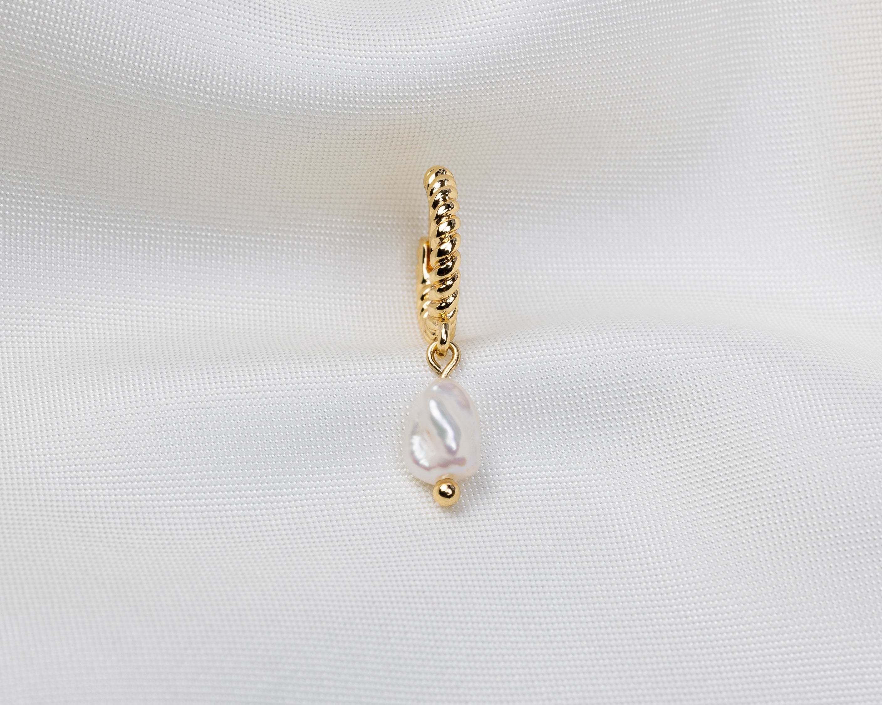 Handgemaakte 14k gold plated gedraaide oorbel met kleine keshiparel hanger