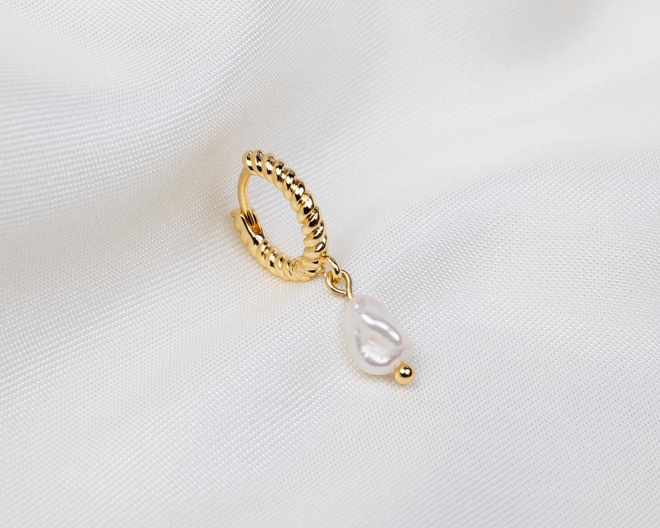 Handgemaakte 14k gold plated gedraaide oorbel met kleine keshiparel hanger