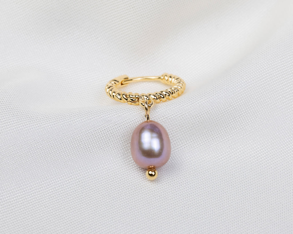 Handgemaakte 14k gold plated gedraaide oorbel met een paarse zoetwaterparel hanger