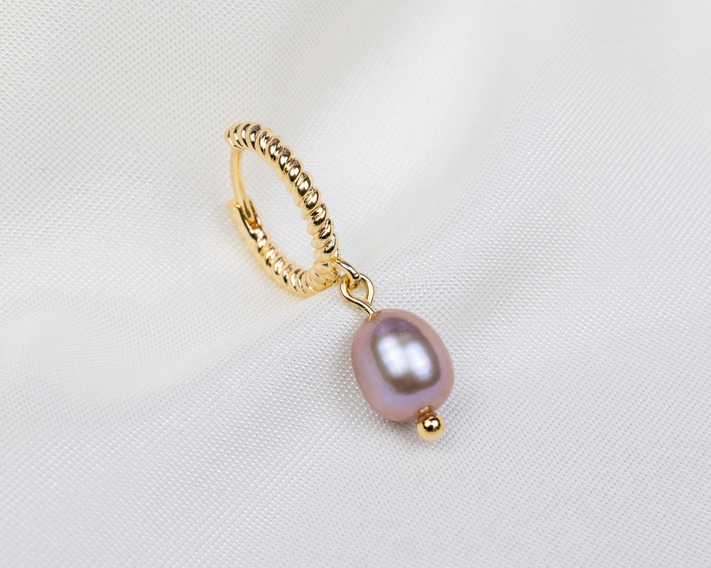 Handgemaakte 14k gold plated gedraaide oorbel met een paarse zoetwaterparel hanger