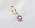 Handgemaakte 14k gold plated gedraaide oorbel met een paarse zoetwaterparel hanger