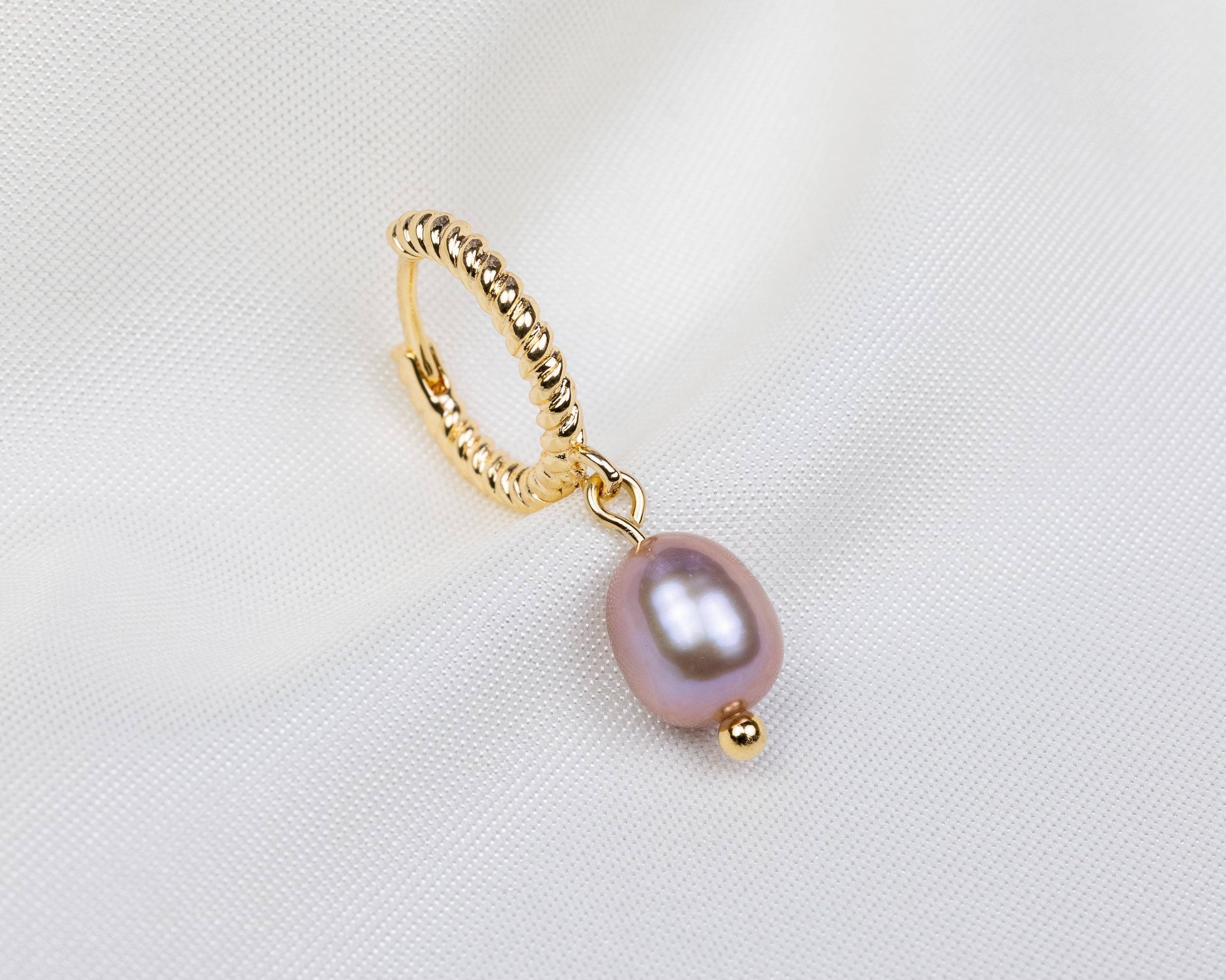 Handgemaakte 14k gold plated gedraaide oorbel met een paarse zoetwaterparel hanger