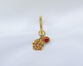 Handgemaakte 14k gold plated gedraaide oorbel met hanger in de vorm van een roos en rode zirkonia steen