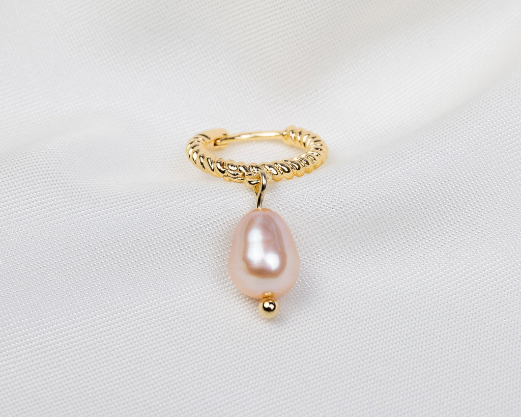Handgemaakte 14k gold plated gedraaide oorbel met een roze zoetwaterparel hanger