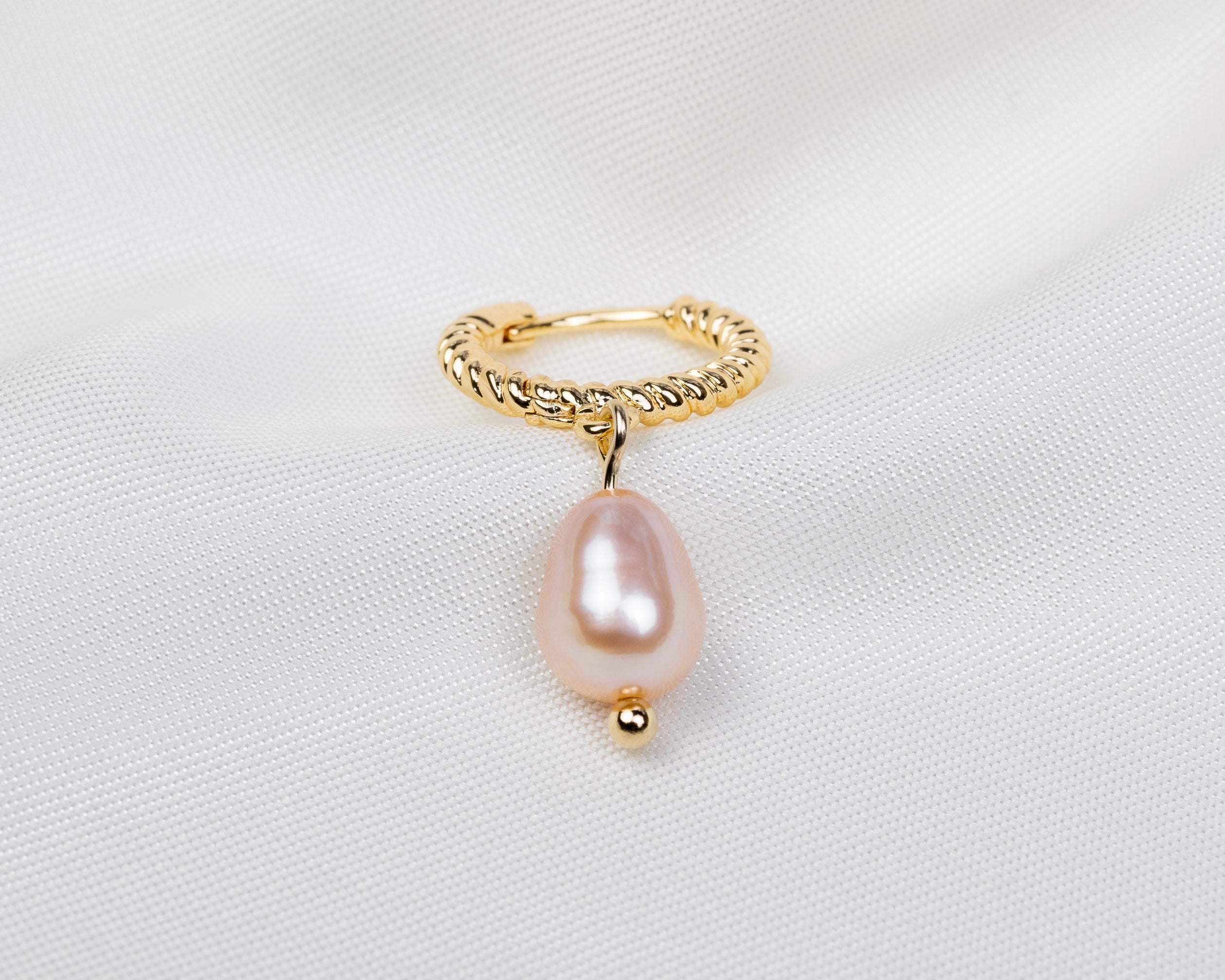 Handgemaakte 14k gold plated gedraaide oorbel met een roze zoetwaterparel hanger