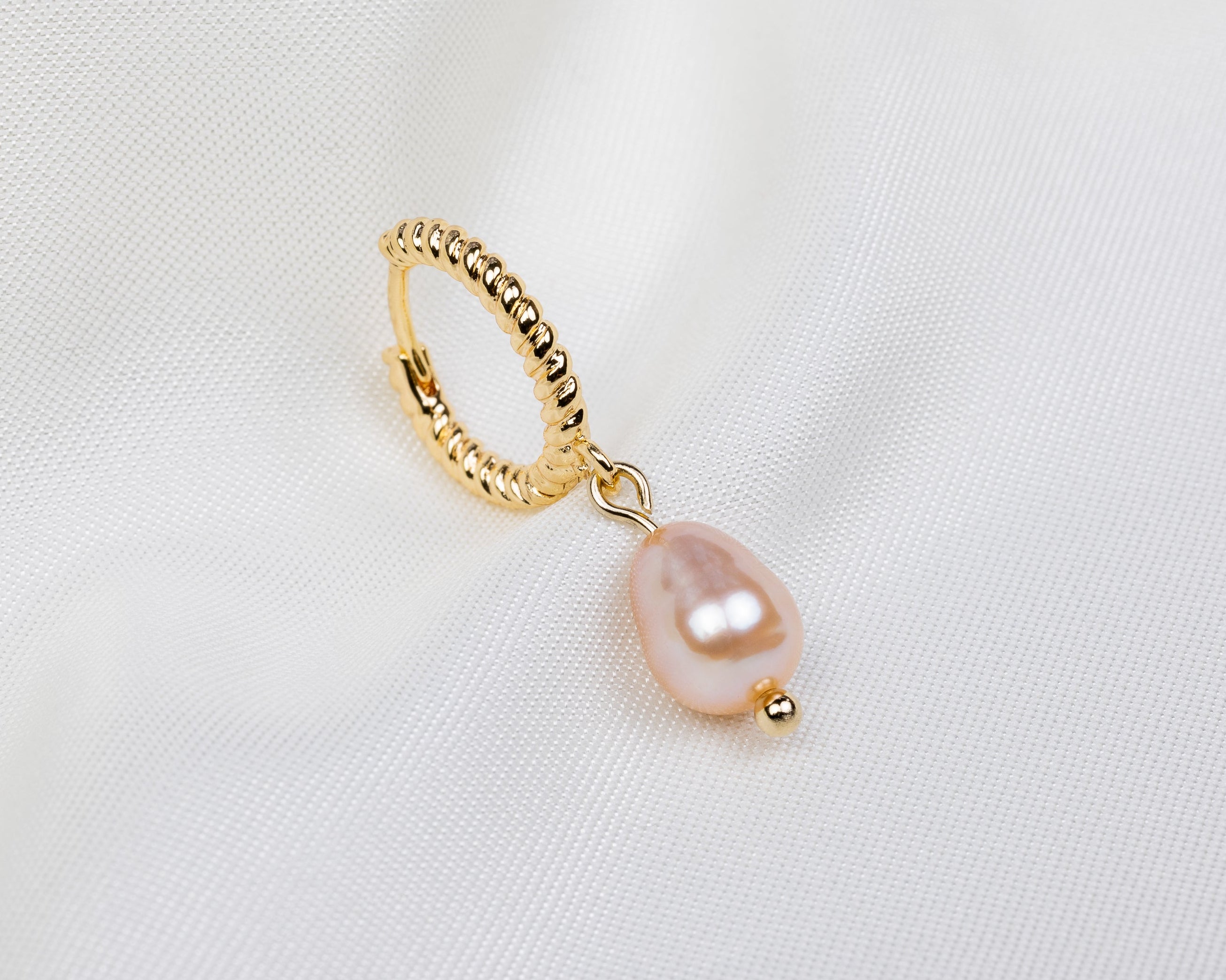 Handgemaakte 14k gold plated gedraaide oorbel met een roze zoetwaterparel hanger