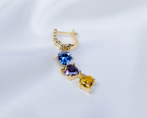 Handgemaakte 14k gold plated gedraaide oorbel met een hanger van drie gekleurde zirkonia harten 