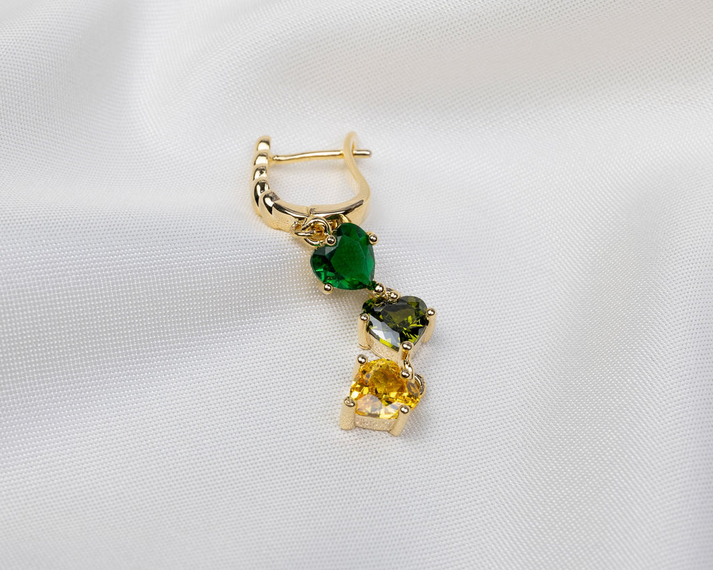 Handgemaakte 14k gold plated gedraaide oorbel met een hanger van drie groene zirkonia harten 