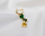 Handgemaakte 14k gold plated gedraaide oorbel met een hanger van drie groene zirkonia harten 