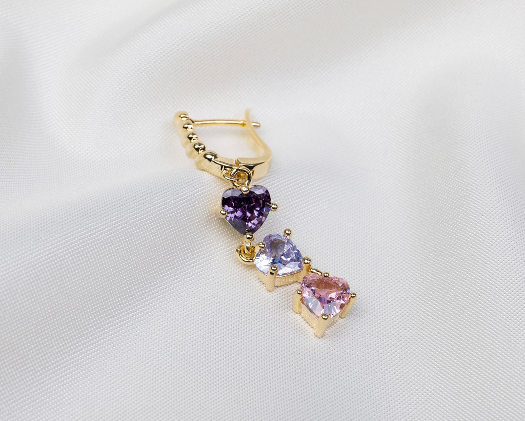 Handgemaakte 14k gold plated gedraaide oorbel met een hanger van drie paarse zirkonia harten 