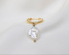 Handgemaakte 14k gold plated gedraaide oorbel met witte keshi parel hanger