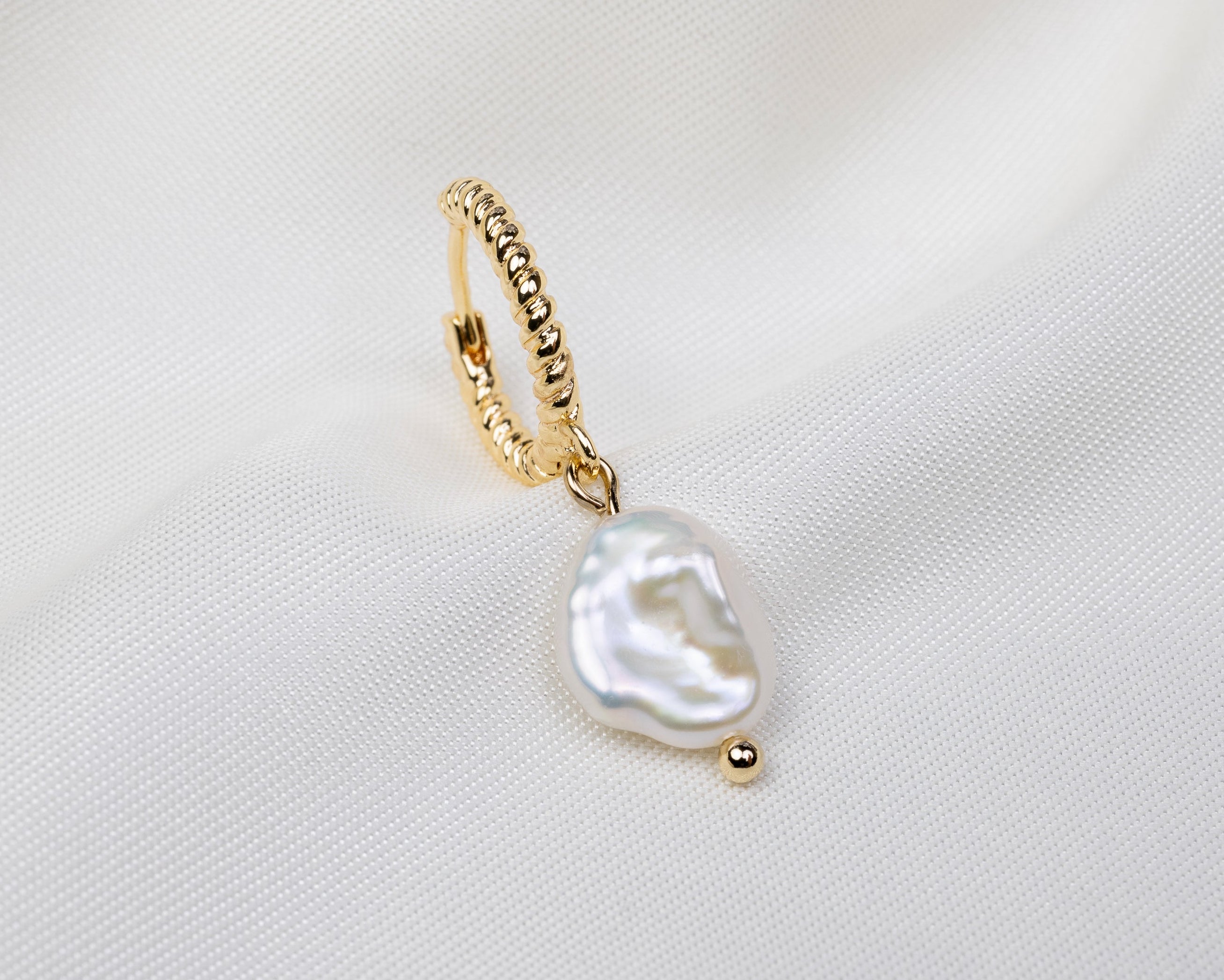 Handgemaakte 14k gold plated gedraaide oorbel met witte keshi parel hanger