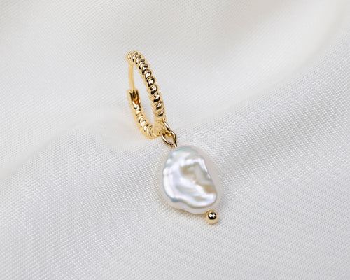 Handgemaakte 14k gold plated gedraaide oorbel met witte keshi parel hanger