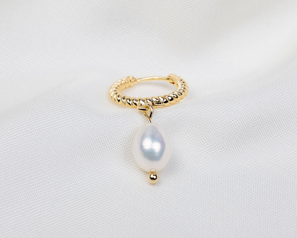 Handgemaakte 14k gold plated gedraaide oorbel met een witte zoetwaterparel hanger