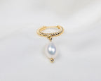 Handgemaakte 14k gold plated gedraaide oorbel met een witte zoetwaterparel hanger