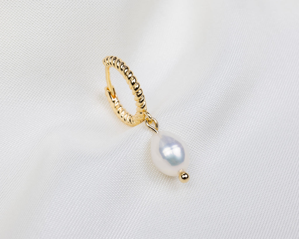 Handgemaakte 14k gold plated gedraaide oorbel met een witte zoetwaterparel hanger