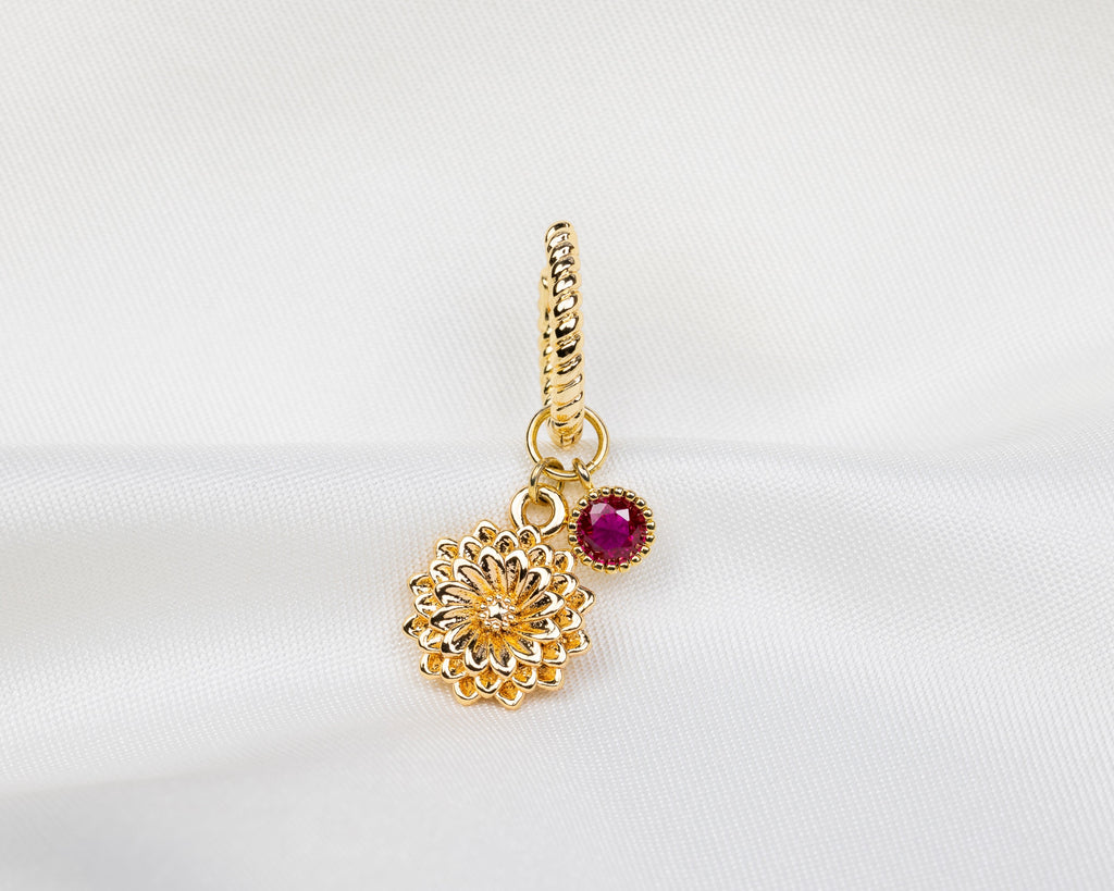 Handgemaakte 14k gold plated gedraaide oorbel met hanger in de vorm van een dahlia bloem en fuchsia roze zirkonia steen.