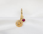 Handgemaakte 14k gold plated gedraaide oorbel met hanger in de vorm van een dahlia bloem en fuchsia roze zirkonia steen.