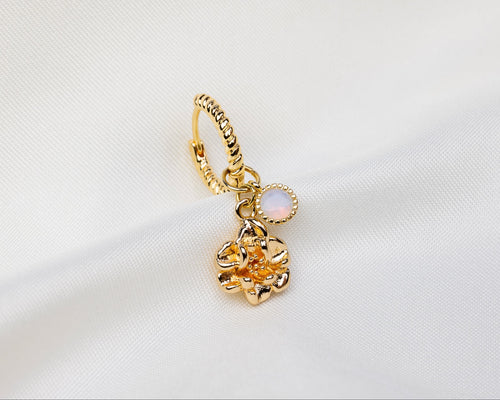 Handgemaakte 14k gold plated gedraaide oorbel met hanger in de vorm van een narcis bloem en opaal roze zirkonia steen