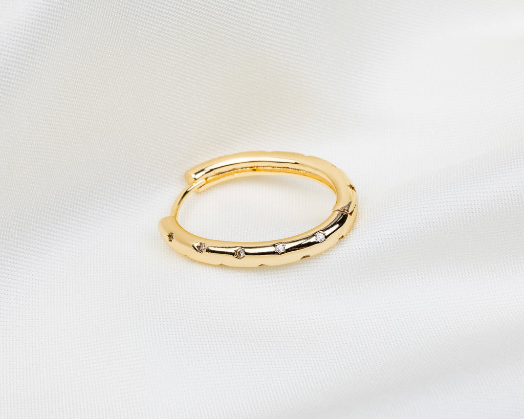14k gold plated langwerpige oorbel met een stervormige inlay van witte zirkonia.