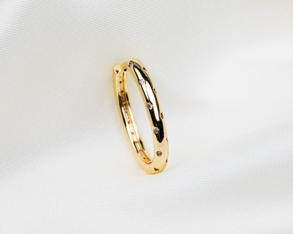 14k gold plated langwerpige oorbel met een stervormige inlay van witte zirkonia