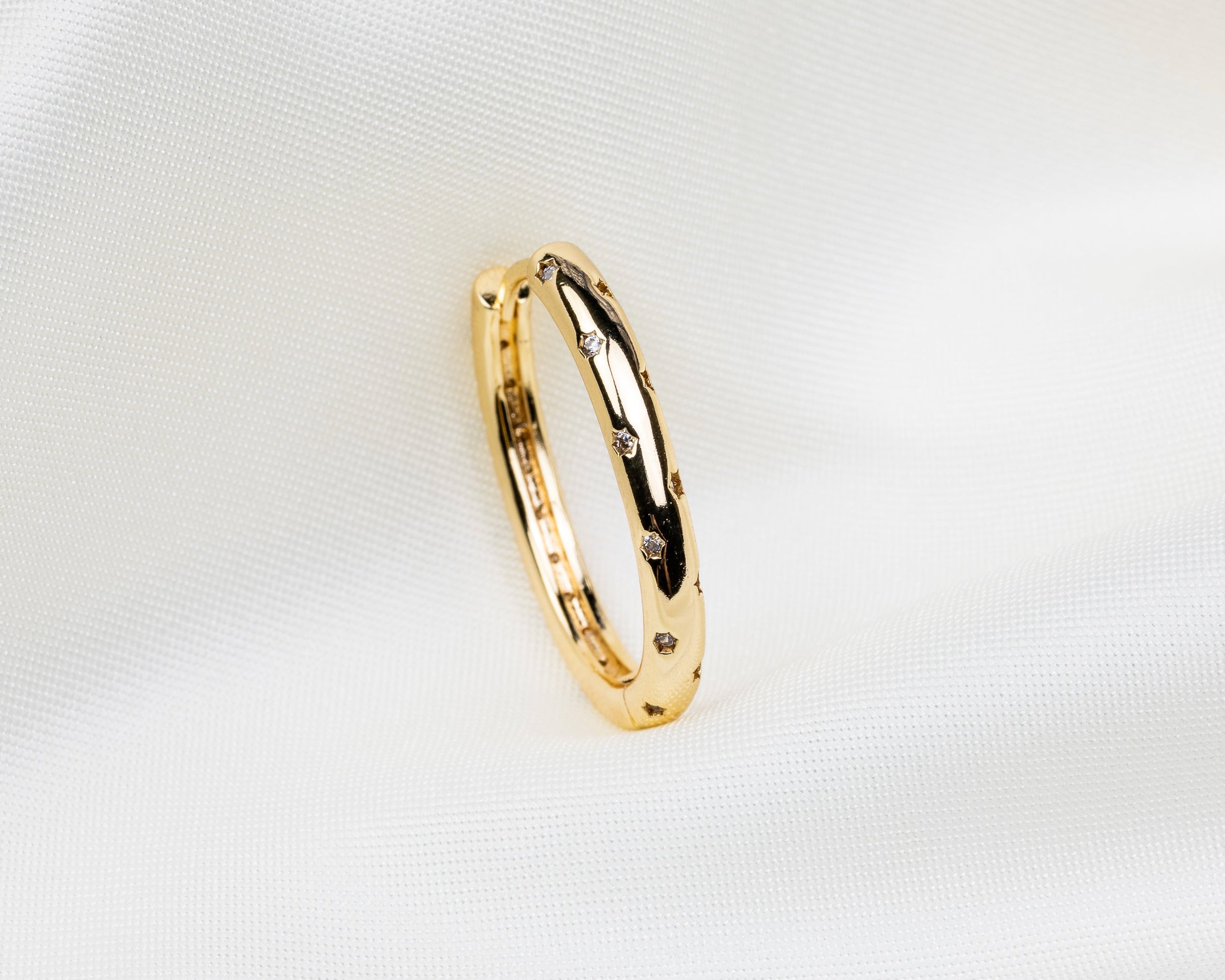 14k gold plated langwerpige oorbel met een stervormige inlay van witte zirkonia