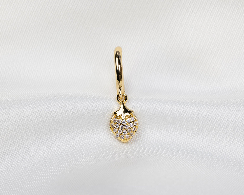 Handgemaakte 14k gold plated oorbel met een aardbeivormige hanger van witte zirkonia met pavé zetting