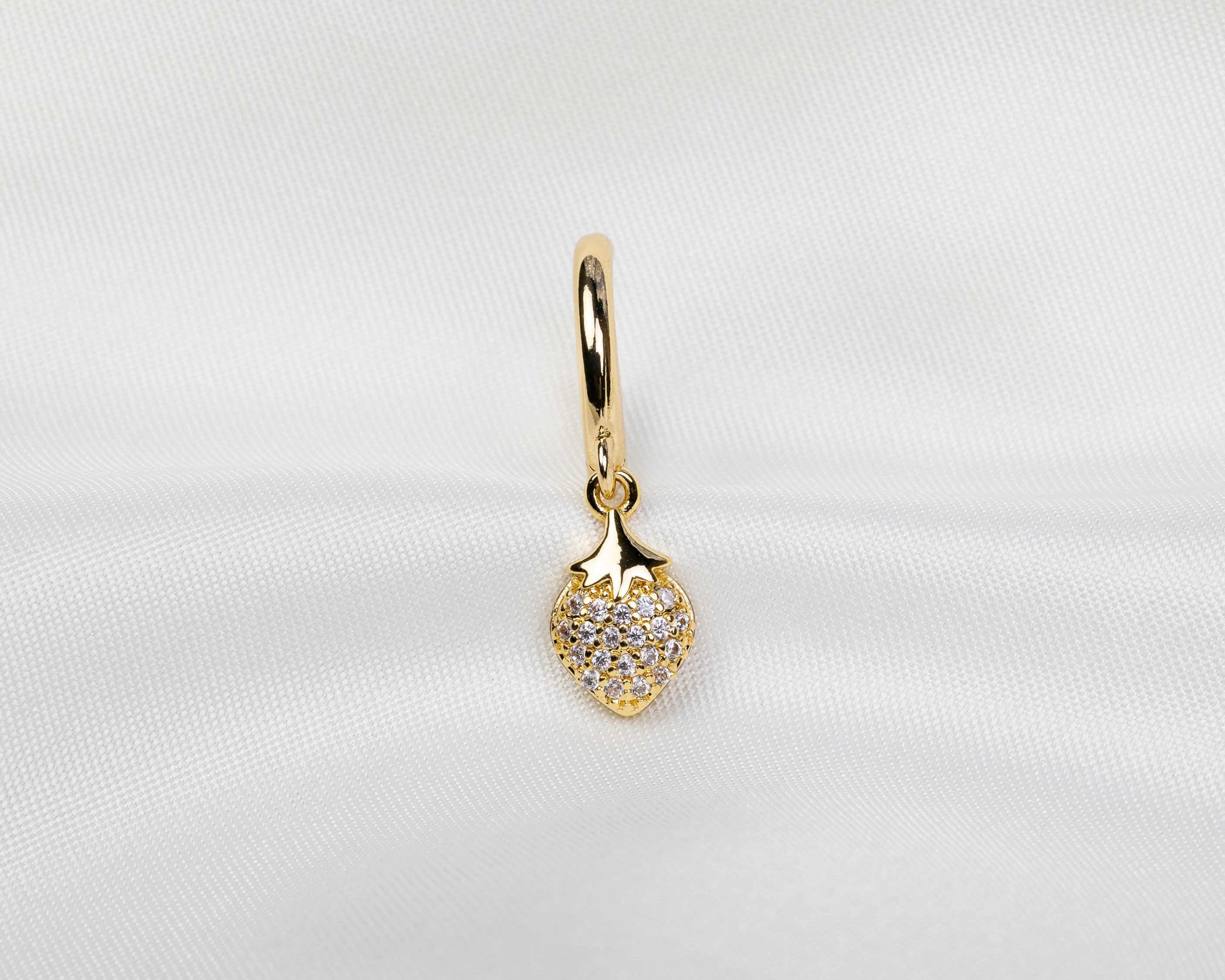 Handgemaakte 14k gold plated oorbel met een aardbeivormige hanger van witte zirkonia met pavé zetting