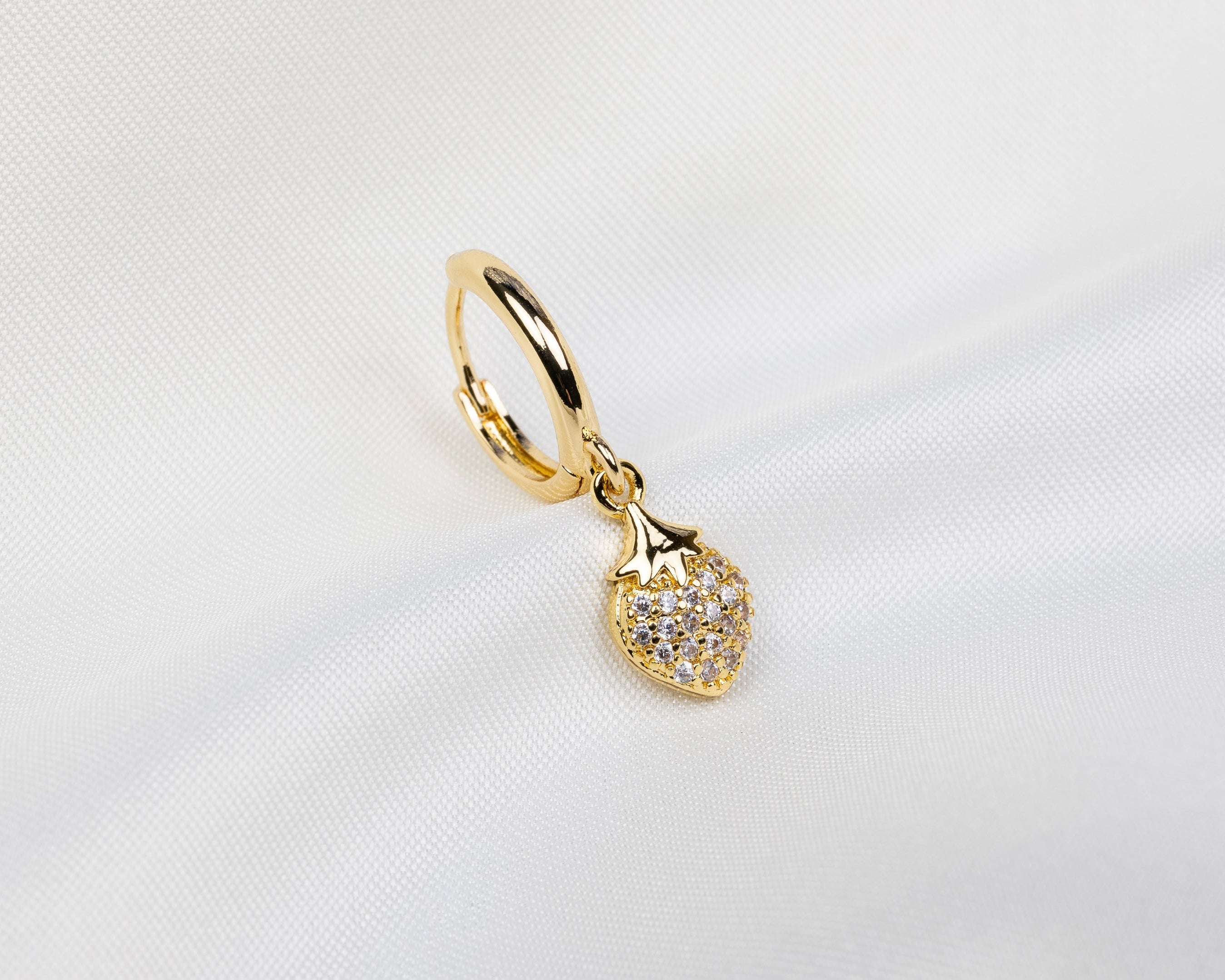 Handgemaakte 14k gold plated oorbel met een aardbeivormige hanger van witte zirkonia met pavé zetting