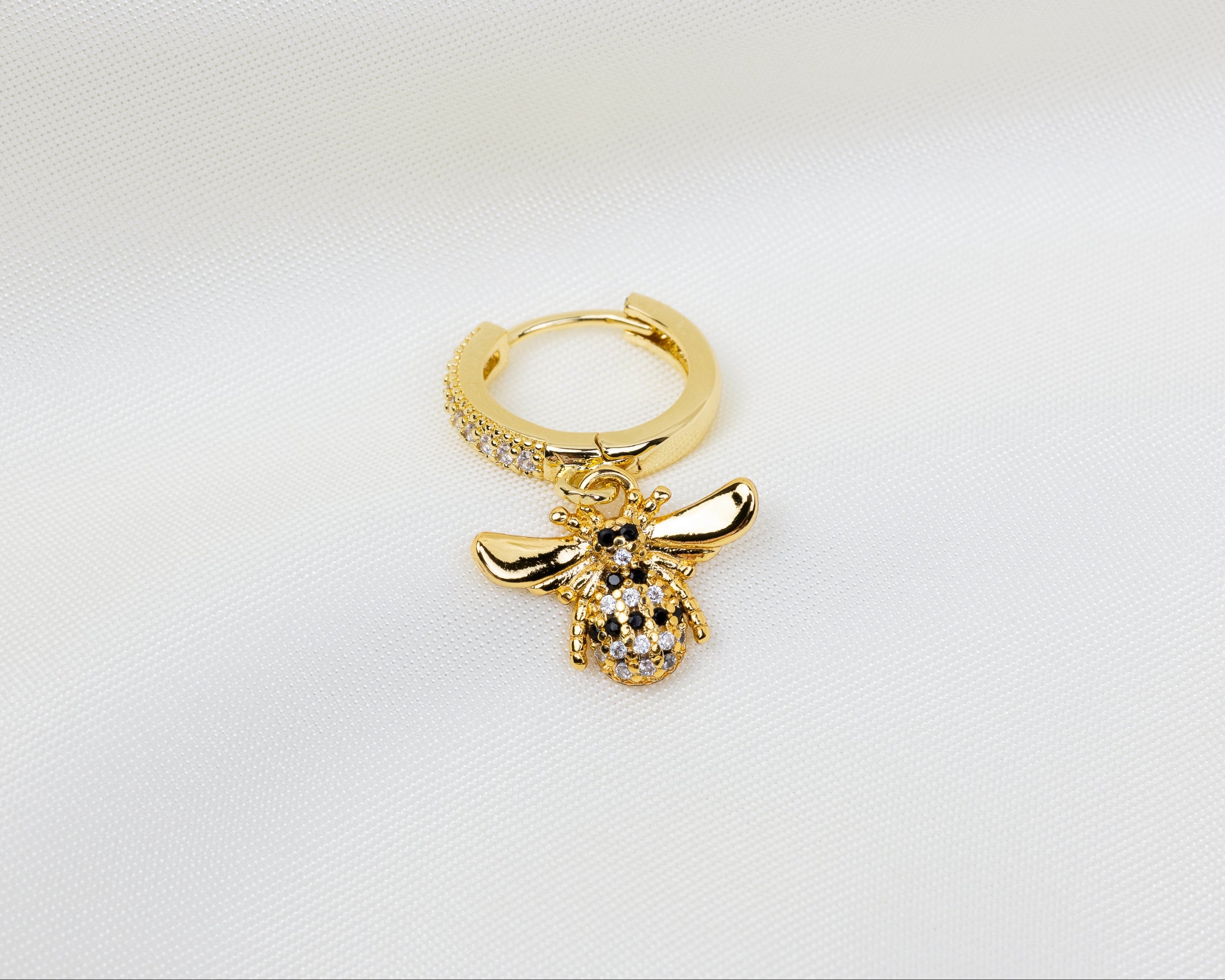 Handgemaakte 14k gold plated oorbel met honingbij hanger en pavé zetting van zirkonia