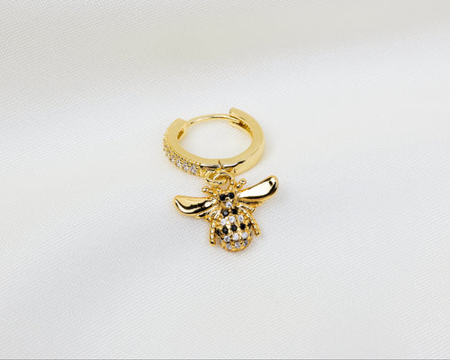 Handgemaakte 14k gold plated oorbel met honingbij hanger en pavé zetting van zirkonia