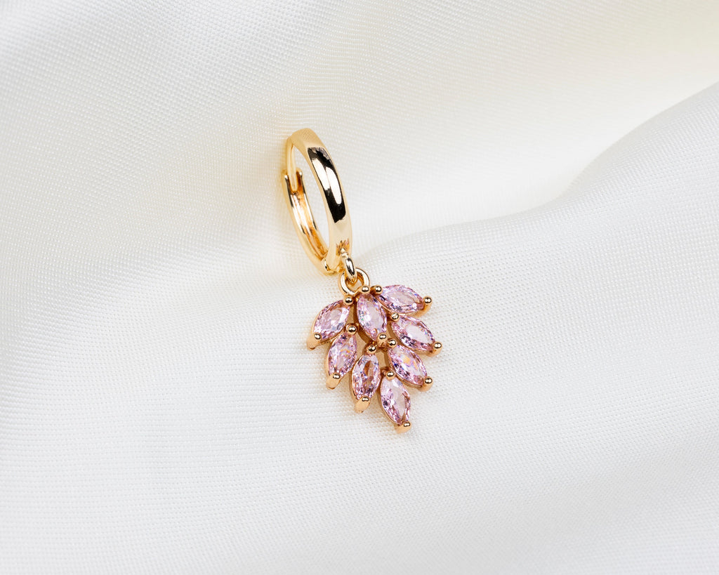 Handgemaakte 14k gold plated oorbel met een bladvormige hanger van roze zirkonia