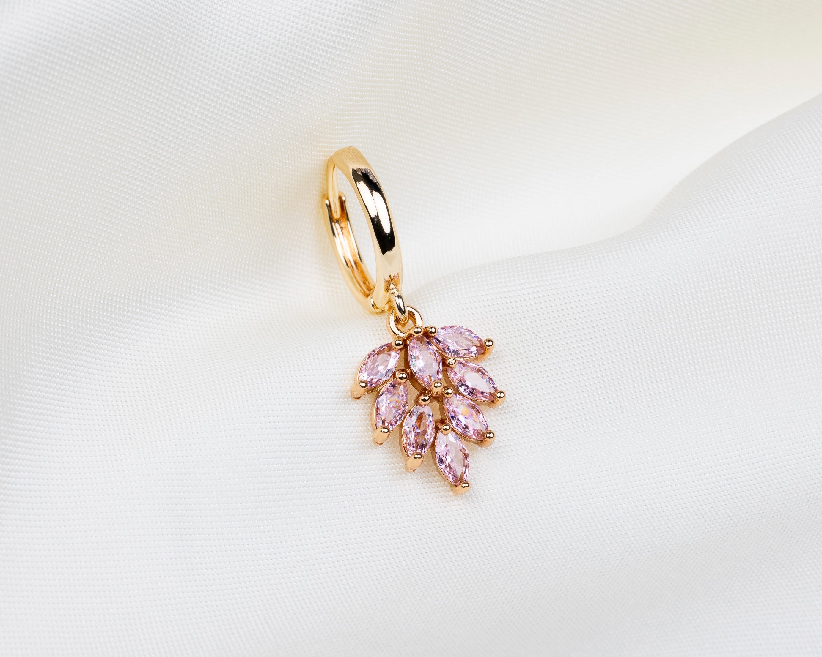 Handgemaakte 14k gold plated oorbel met een bladvormige hanger van roze zirkonia
