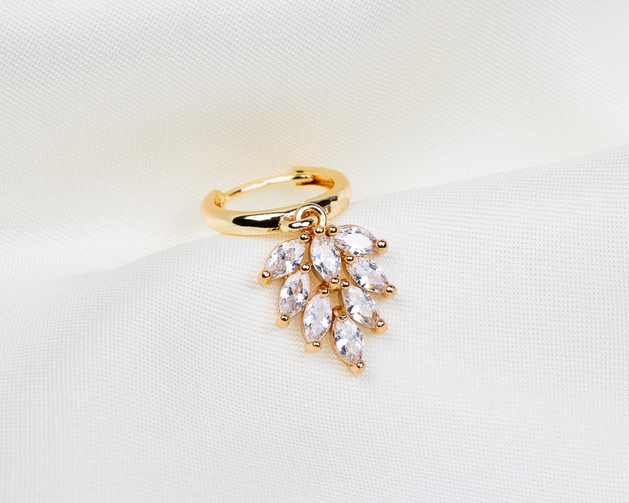 Handgemaakte 14k gold plated oorbel met een bladvormige hanger van witte zirkonia