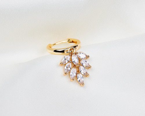 Handgemaakte 14k gold plated oorbel met een bladvormige hanger van witte zirkonia