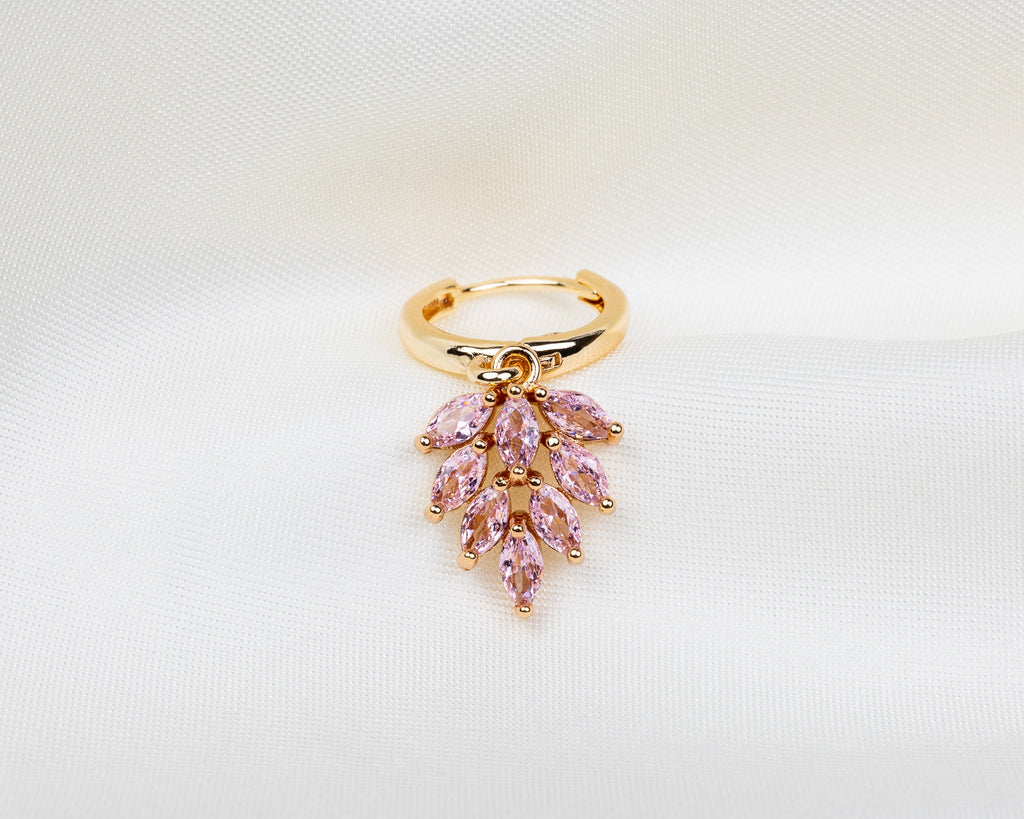 Handgemaakte 14k gold plated oorbel met een bladvormige hanger van roze zirkonia