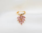 Handgemaakte 14k gold plated oorbel met een bladvormige hanger van roze zirkonia
