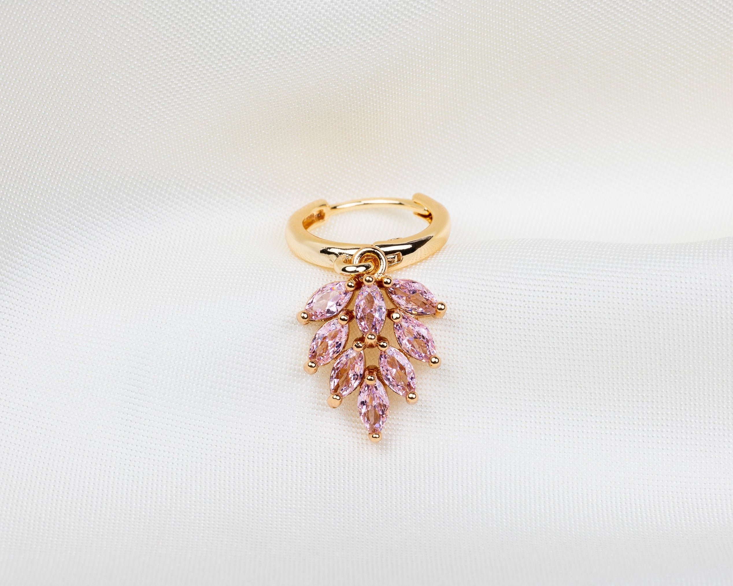 Handgemaakte 14k gold plated oorbel met een bladvormige hanger van roze zirkonia