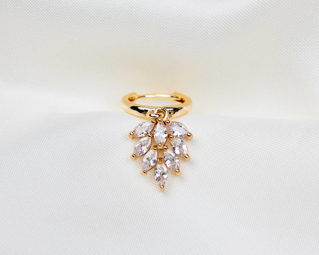 Handgemaakte 14k gold plated oorbel met een bladvormige hanger van witte zirkonia