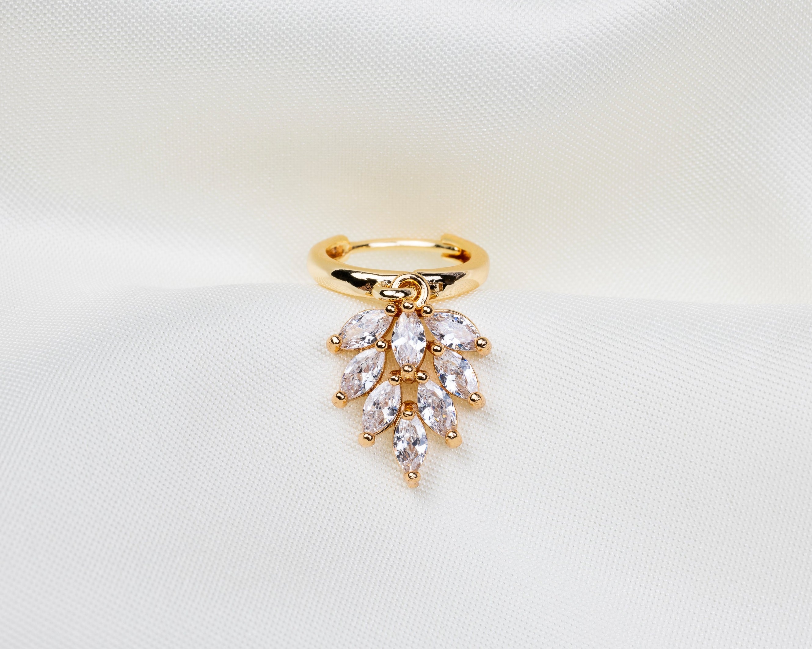 Handgemaakte 14k gold plated oorbel met een bladvormige hanger van witte zirkonia