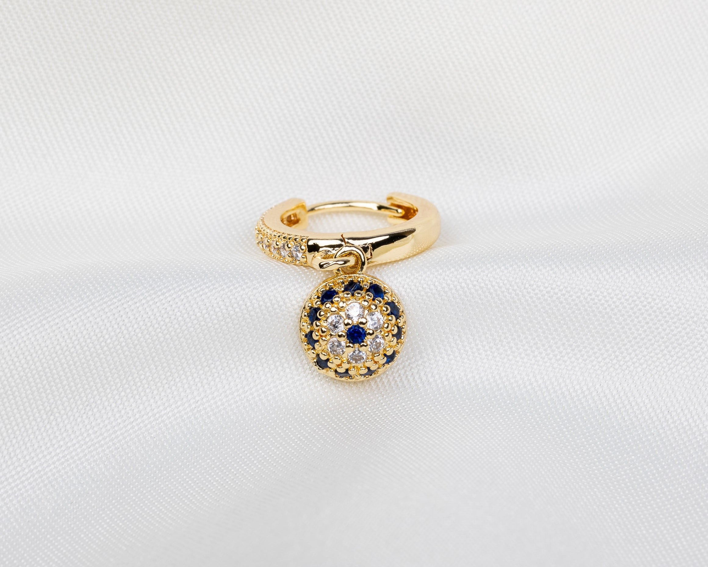 Handgemaakte 14k gold plated oorring met boze oog hanger en pavé zetting van van blauwe en witte zirkonia
