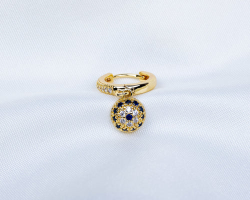 Handgemaakte 14k gold plated oorring met boze oog hanger en pavé zetting van van blauwe en witte zirkonia