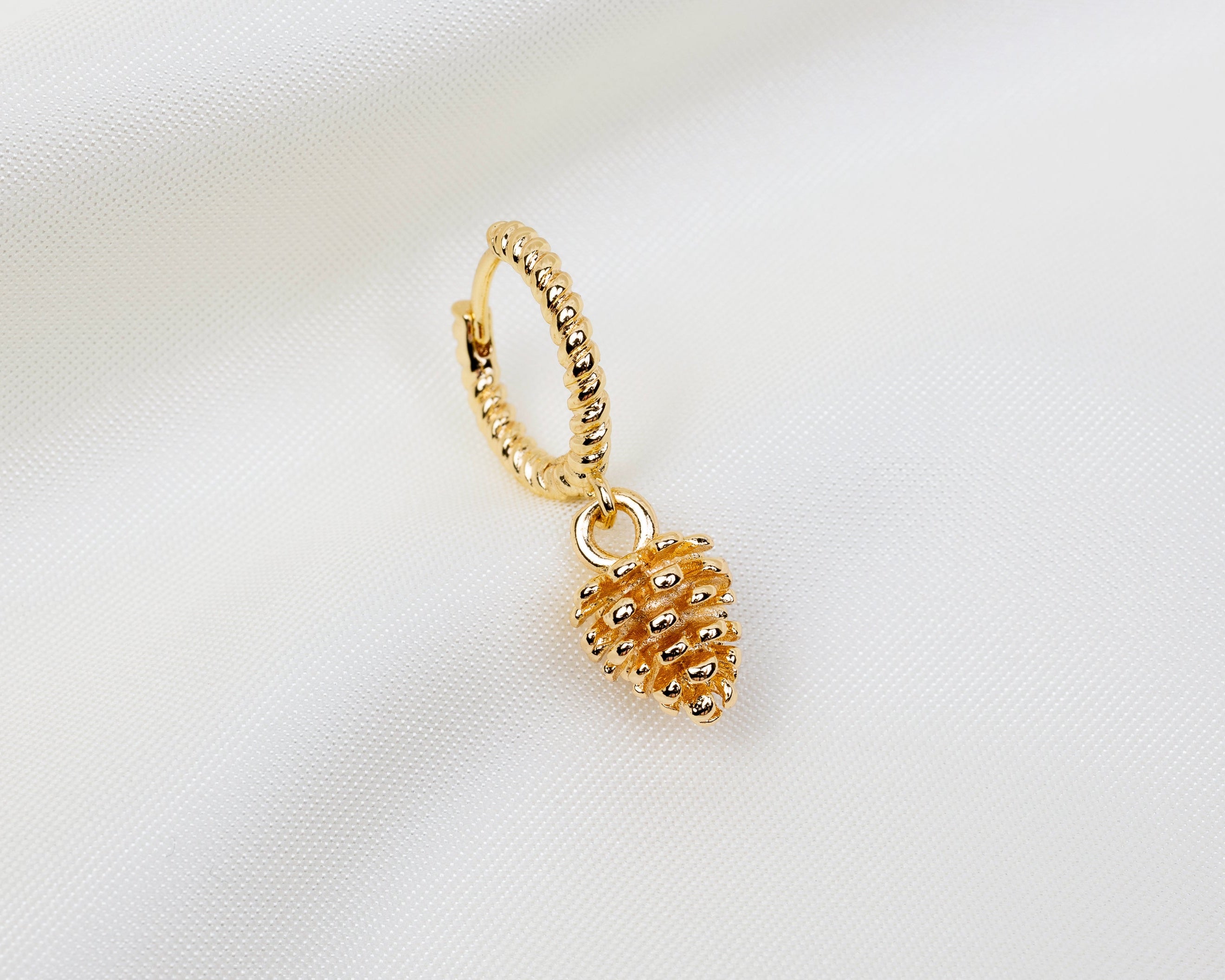 Handgemaakte 14k gold plated gedraaide oorbel met dennenappel hanger