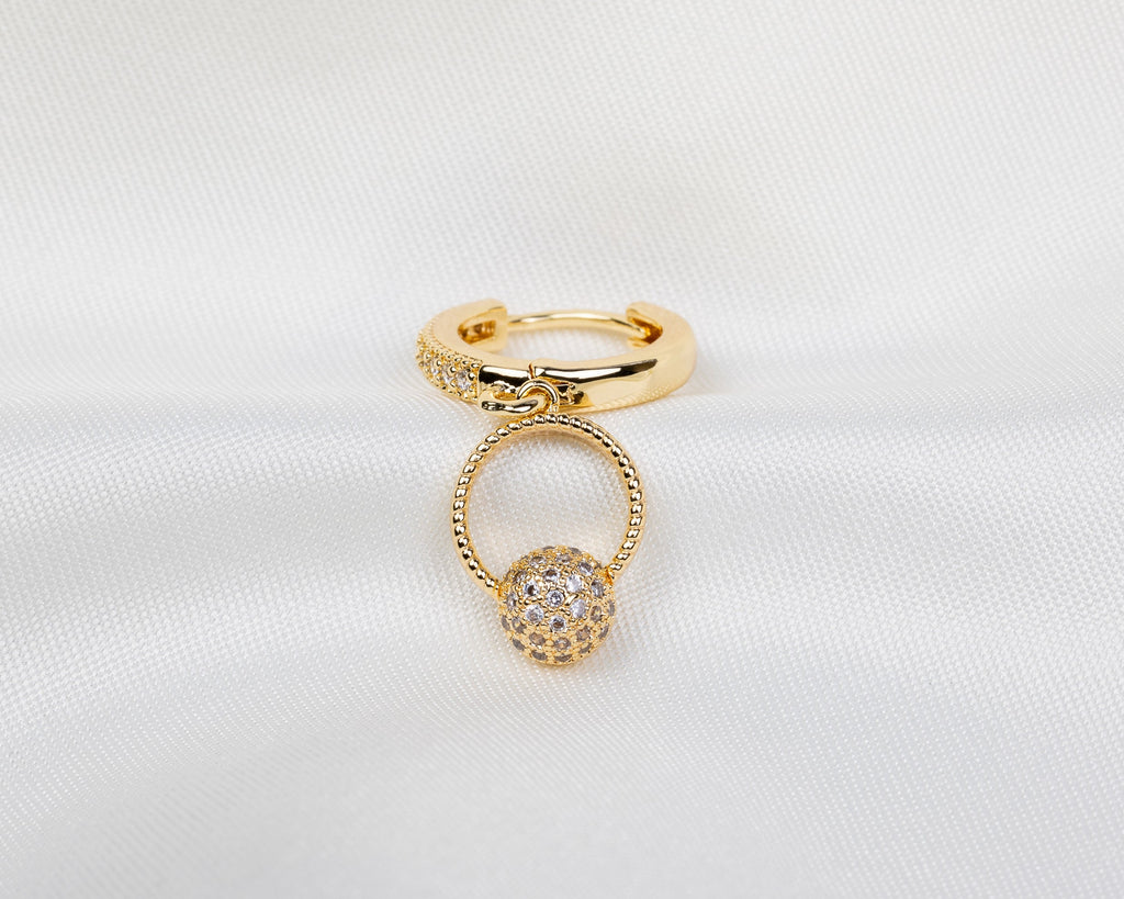 Handgemaakte 14k gold plated oorbel met een hangende bol hanger ingelegd met witte zirkonia