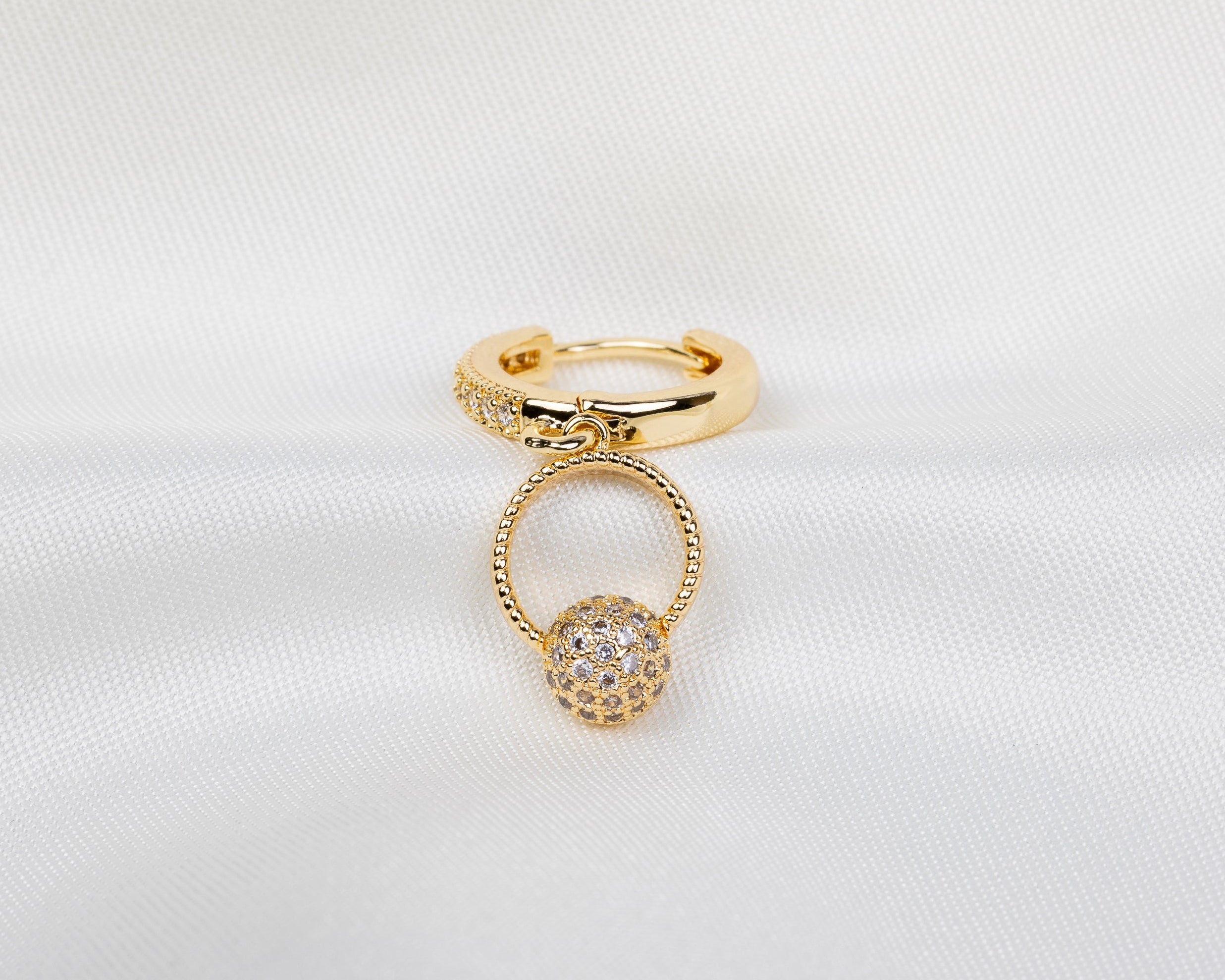 Handgemaakte 14k gold plated oorbel met een hangende bol hanger ingelegd met witte zirkonia