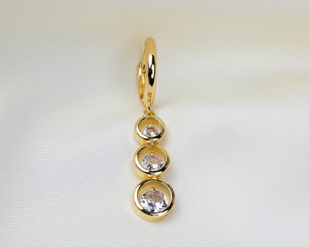 Handgemaakte 14k gold plated oorbel met een hanger van witte zirkonia