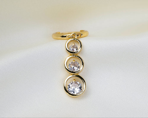 Handgemaakte 14k gold plated oorbel met een hanger van witte zirkonia